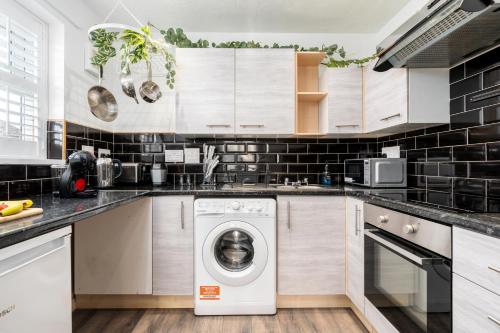 Cozy 2 Bed Apartment - Unlimited Wi-Fi - Free Parking - Sleeps 6 - By Old Trafford, Манчестер (фото 4)