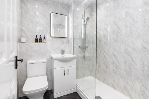 Cozy 2 Bed Apartment - Unlimited Wi-Fi - Free Parking - Sleeps 6 - By Old Trafford, Манчестер (фото 10)