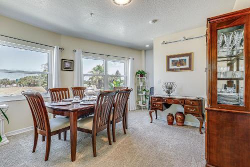 Beachfront Indian Shores Townhome with Ocean Views! in Clearwater Beach, USA