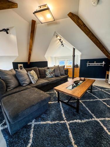 . CRAFTSMAN UPSTAIRS with impressive attic!