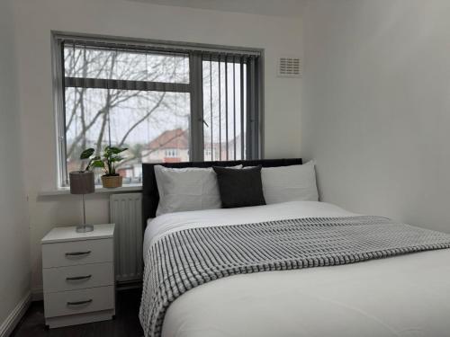 4 Beds House for Families & Contractors with Free Parking