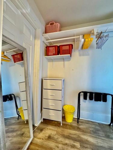 Tiny Private Room at the Upper Level of a Big House with Shared Bathroom, Seattle (zdjęcie 9)