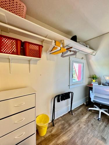 Tiny Private Room at the Upper Level of a Big House with Shared Bathroom, Seattle (zdjęcie 10)
