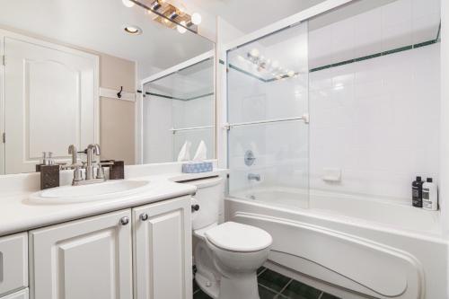 Deluxe Apartment room in Town Plaza Suites by Golden Dreams