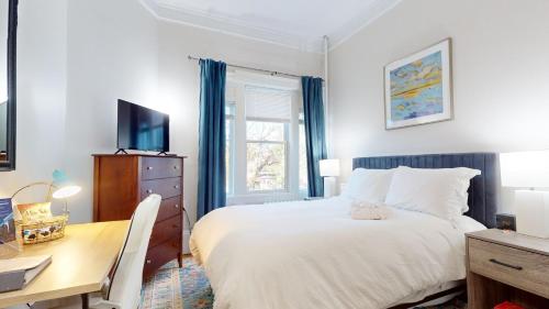 Private Room,Shared Bath, walk to Hosp, Fenway, BU