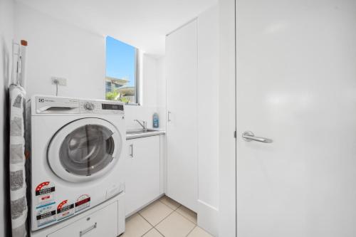 Three-Bedroom Apartment with Ocean View image 5