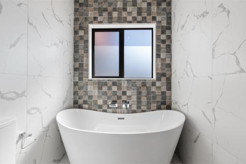 Beach Revival - Clarks Beach Holiday Home