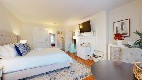 Large Private Room with Shared Bathroom Close to Fenway Boston College/University - image 2