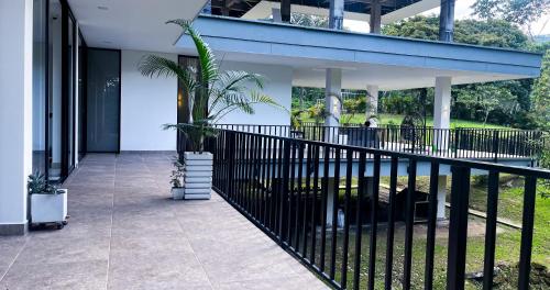 Balcony/terrace, Reserva tu casa en la naturaleza con camino al rio in Acacias