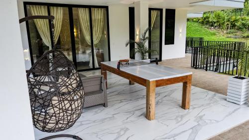 Balcony/terrace, Reserva tu casa en la naturaleza con camino al rio in Acacias