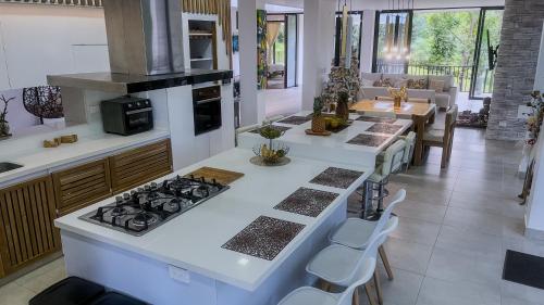 Kitchen, Reserva tu casa en la naturaleza con camino al rio in Acacias