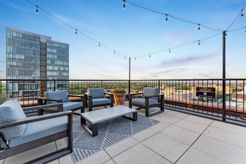 Downtownkingrooftopfitnesstop Flr City View in Oak Park, USA