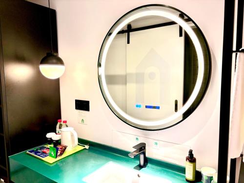 room detail thumbnail 2