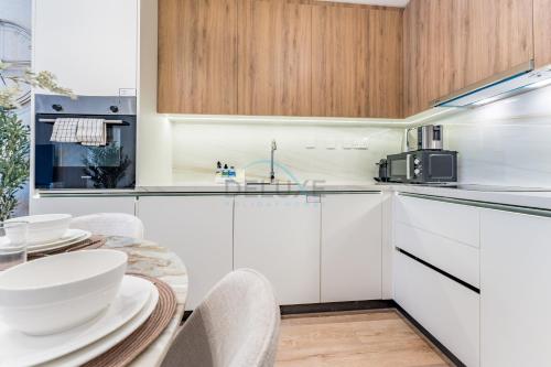 Renovated Unit with Skyscraper Views, Close to JBR Beach, Elite Residence, Dubai Marina by Deluxe Holiday Homes, Дубай (фото 4)