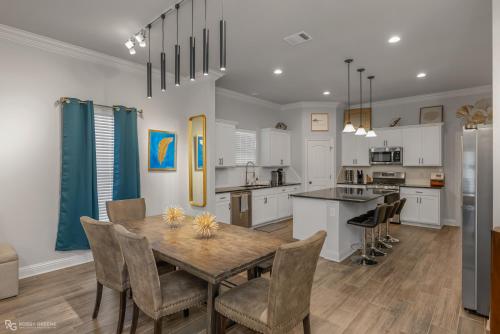 Modern Regional Art Gallery Home! - Spacious & New in Shreveport, USA
