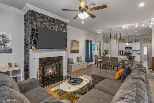 Modern Regional Art Gallery Home! - Spacious & New in Shreveport, USA