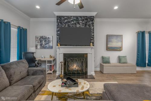 Modern Regional Art Gallery Home! - Spacious & New in Shreveport, USA