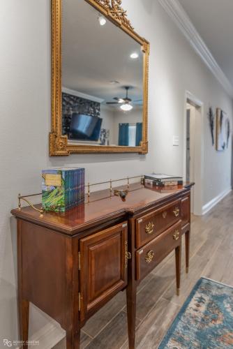 Modern Regional Art Gallery Home! - Spacious & New in Shreveport, USA
