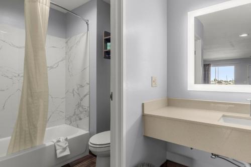 Express Inn & Suites Westwego - 샤워실