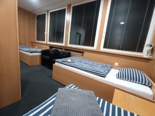 3 twin beds
