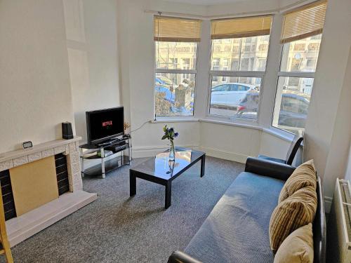 Modern 6-BR Home with FREE Parking & WIFI gîte à louer Blackberry Hill Hospital