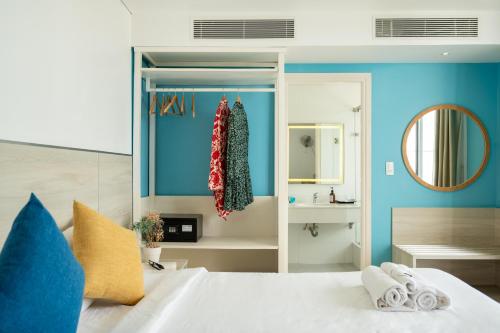 room detail thumbnail 2