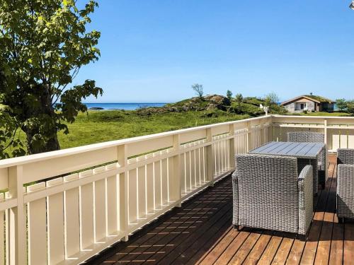 Зовнішній вигляд готелю, person holiday home in Bremanger in Калвог