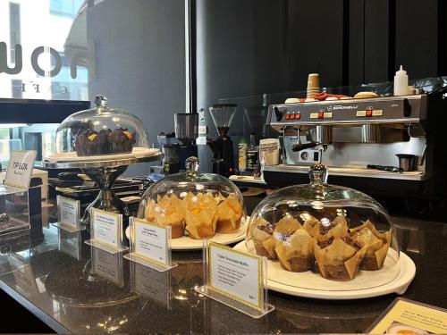 Human Touch Room - Pet Friendly Loft Near Airport