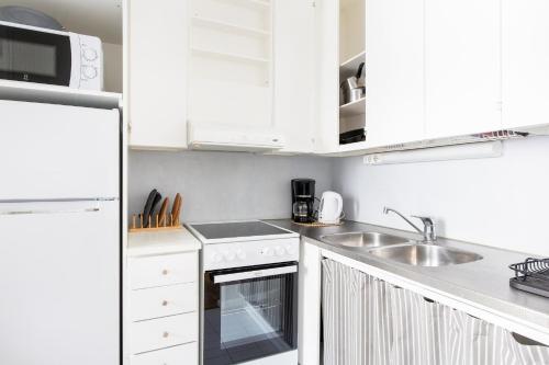 Facilities, Private Flat, Balcony & Spacious Bathroom, Seamless Check in near Bad Bad Boy - Tommi Toija