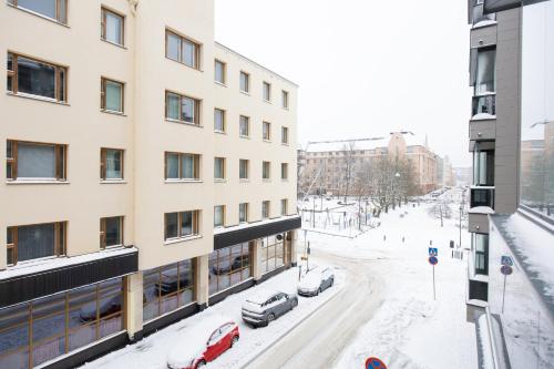 View, Private Flat, Balcony & Spacious Bathroom, Seamless Check in near Bad Bad Boy - Tommi Toija