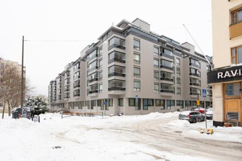 Exterior view, Private Flat, Balcony & Spacious Bathroom, Seamless Check in near Bad Bad Boy - Tommi Toija