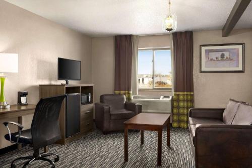 Super 8 by Wyndham Joliet I-55 N/Chicago - image 8