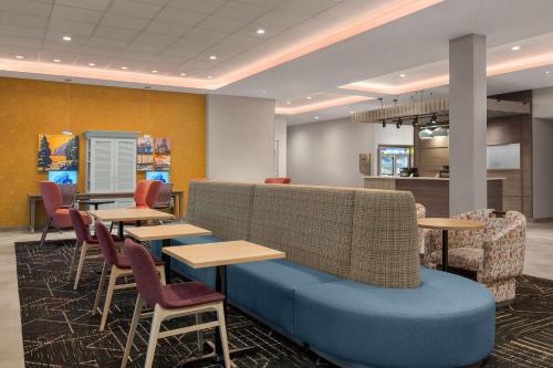Home2 Suites by Hilton Eureka - 로비