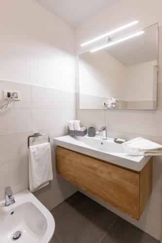 One-Bedroom Apartment image 4