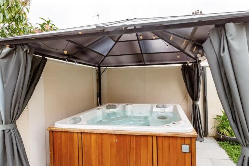 Pezsgőfürdő, Studio indépendant avec Jacuzzi (Studio independant avec Jacuzzi) in Maisons-Laffitte