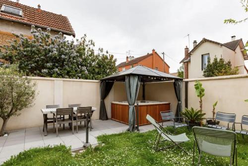 Kert, Studio indépendant avec Jacuzzi (Studio independant avec Jacuzzi) in Maisons-Laffitte