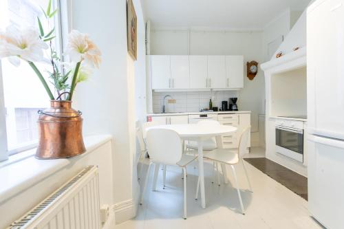 Standard One-Bedroom Apartment image 5