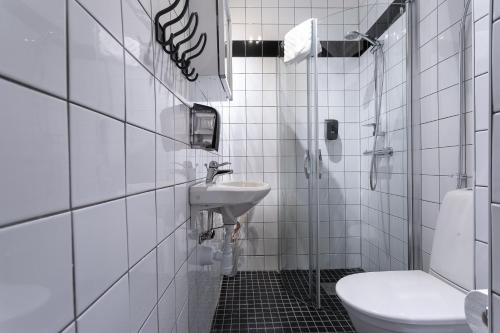 Standard One-Bedroom Apartment image 2