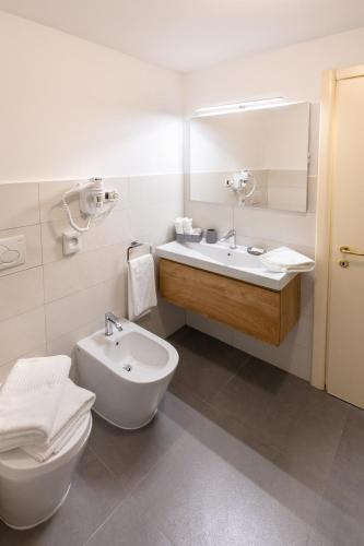 One-Bedroom Apartment image 3