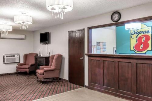 Super 8 by Wyndham Litchfield - image 13