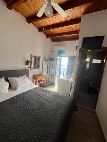 1 double bed, 1 twin bed