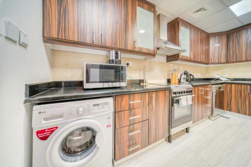 High Floor 2BR With a View of the Dubai Marina Canal Steps Away From the Beach , Shams 1, JBR by Deluxe Holiday Homes, Dubaï (photo 10)