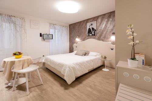 One-Bedroom Apartment image 9