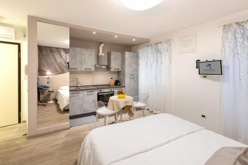 One-Bedroom Apartment image 6