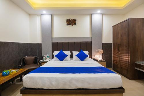 Deluxe Double Room image 6