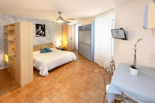 One-Bedroom Apartment image 9