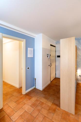 One-Bedroom Apartment image 5