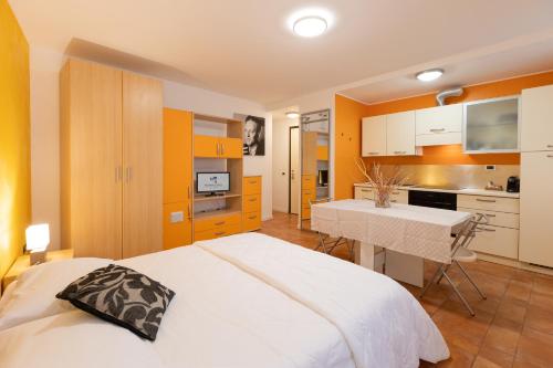 One-Bedroom Apartment image 5