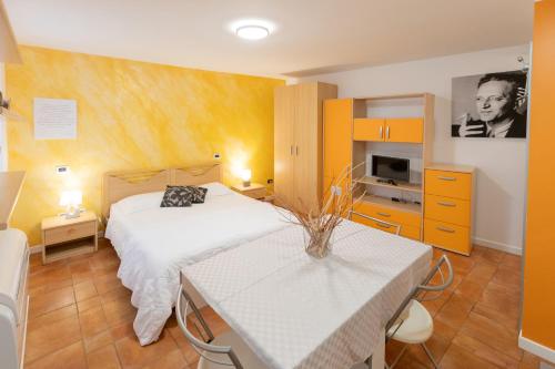 One-Bedroom Apartment image 7