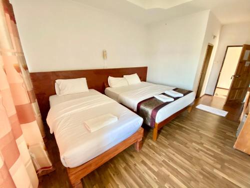 1 queen bed, 1 twin bed